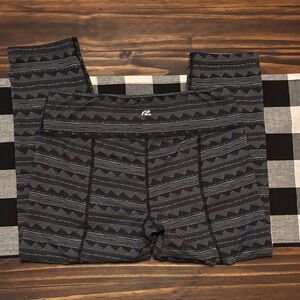 Road Runner  small black gray print leggings crop